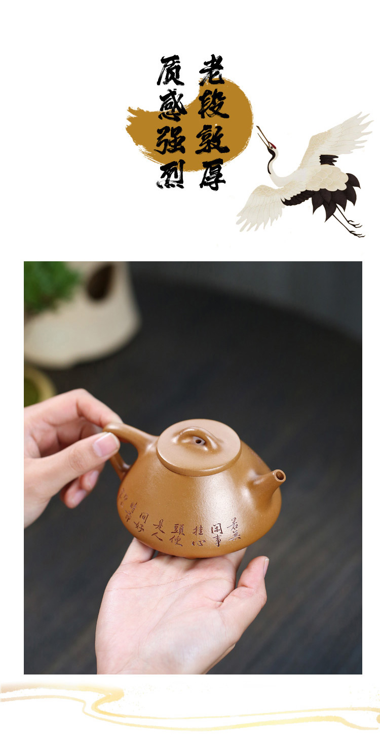 A002: 1.传统手工艺术制品 1. Productos artísticos tradicionales hechos a mano 2.不仅仅是茶壶,也是一件艺术品 2. No sólo una tetera, es también una obra de arte 3.一把好壶,值得珍藏 3. Una buena tetera es digna de coleccionar 4.茶壶内壁印章,尊显创作者身份 4. El sello en la pared interior de la tetera muestra la identidad de su creador 5.手感细腻,外形自然流畅 5. Tacto delicado, aspecto natural y suave 6.不限茶叶品种,任何茶叶皆可冲泡 6. Variedades de té ilimitadas, cualquier té puede ser preparado 7.茶壶出水时成柱,没有多余滴水,壶把不烫手 7. Cuando la tetera sale del agua, forma una columna, no hay exceso de goteo y el asa de la tetera no queda caliente 8.一把好壶,值得收藏 8. Una buena tetera es digna de coleccionar